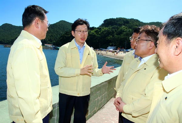 김경수 경남도지사는 7월 30일 통영지역 해수욕장을 찾아 점검했다.