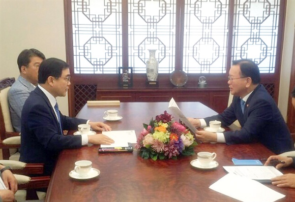 허성무 창원시장은 7월 30일 김부겸 행정안전부 장관을 만나 지역 현안에 대해 이야기를 나누었다.