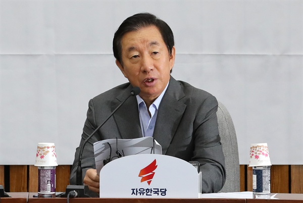 자유한국당 김성태 원내대표가 지난달 31일 오전 국회에서 열린 원내대책회의에서 발언하고 있다.