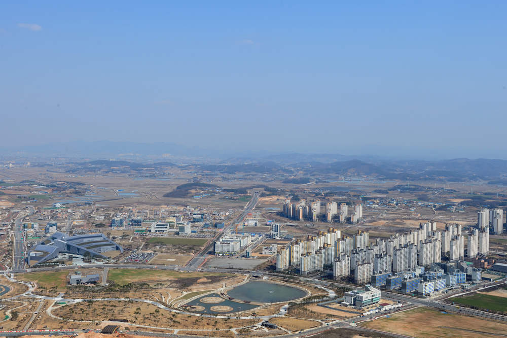 그동안 홍성군만의 문제로 치부되었던 축산악취 문제가 사실상 홍성과 인접한 타지역에서 발생하는 축산악취 또한 간과해서는 안될 부분으로 유기적인 협조체계 구축을 통한 근본적인 해결방안 마련이 시급하다는 지적이다. 