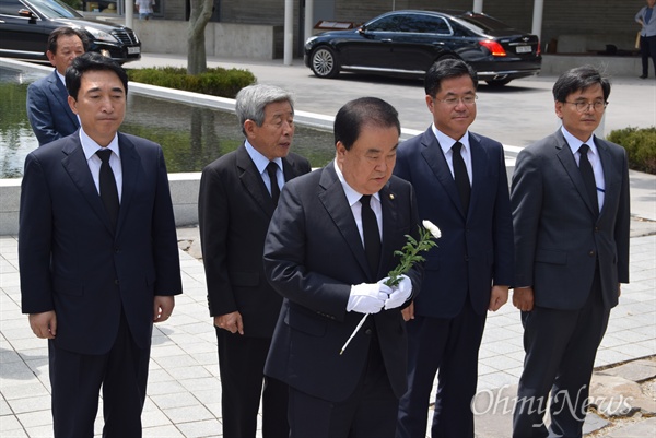 문희상 국회의장이 7월 31일 오후 봉하마을을 방문해 고 노무현 전 대통령 묘소를 참배하기 위해 들어서고 있다.