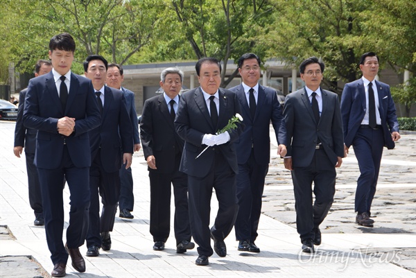 문희상 국회의장이 7월 31일 오후 봉하마을을 방문해 고 노무현 전 대통령 묘소를 참배했다.