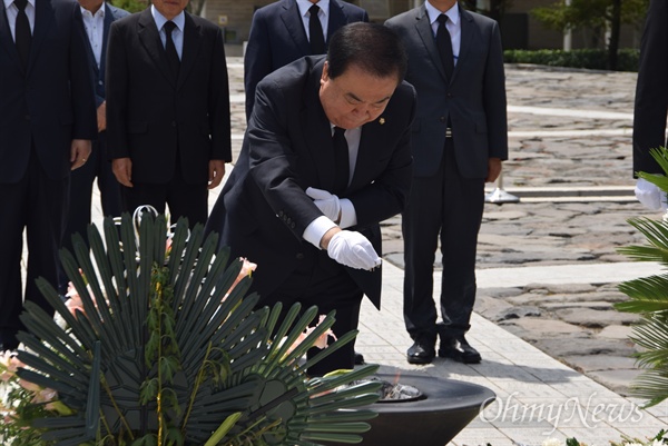 문희상 국회의장이 7월 31일 오후 봉하마을을 방문해 고 노무현 전 대통령 묘소를 참배하기 위해 들어서고 있다.