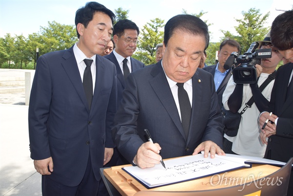 문희상 국회의장이 7월 31일 오후 봉하마을을 방문해 고 노무현 전 대통령 묘소를 참배하기 위해 들어서고 방명록에 서명했다.