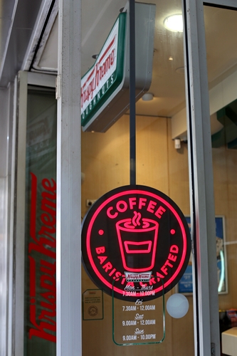 'Barista Crafted' 그들의 커피가 바리스타에 의해 만들어진 커피임을 광고하고 있다. 