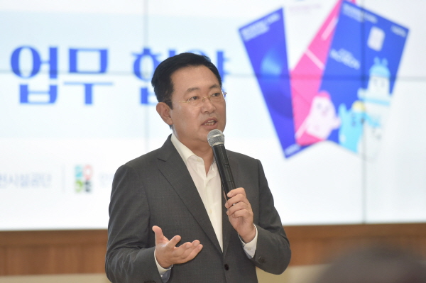 박남춘 인천시장은 ‘인처너 카드’를 통해 52.85%에 달하는 역외소비를 줄이고 지역 소상공인의 매출을 증대 시켜 나간다는 계획이다. 사진은 ‘INCHEONer Card’ 공식 출시 행사에서 박남춘 시장이 인사말을 하는 모습.