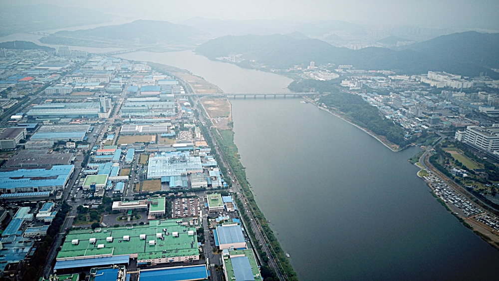  대구 수돗물 사태의 근본 원인인 구미국가산업단지의 모습. 낙동강을 끼고 들어선 이 산단은 1,2,3,4산단에 이어 지금은 5차산단까지 이어졌다. 