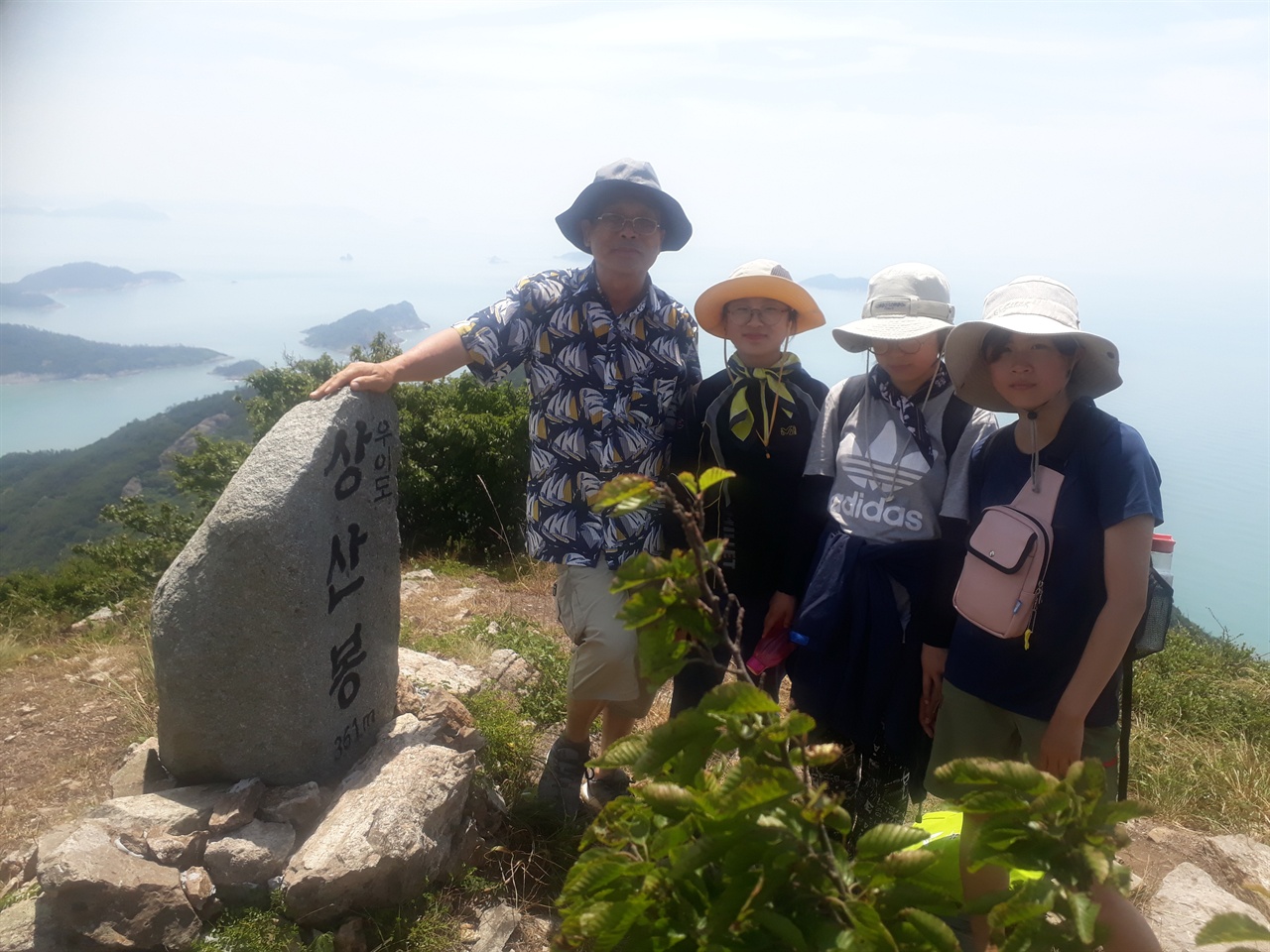 우이도 상산봉 (359)  우이도 상산봉 정상에서 학생들과 함께 