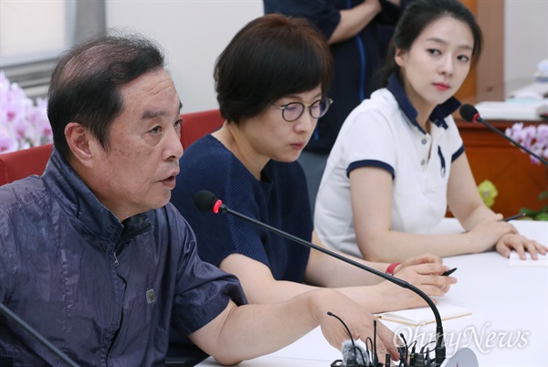 김병준 옆에 이수희 배현진 김병준 자유한국당 비상대책위원장이 1일 오전 서울 여의도 국회 본관 비대위원장실에서 민생일정 관련 기자간담회를 열어, 기자 질문을 받고 있다.  오른쪽은 이수희 비대위원과 배현진 대변인.