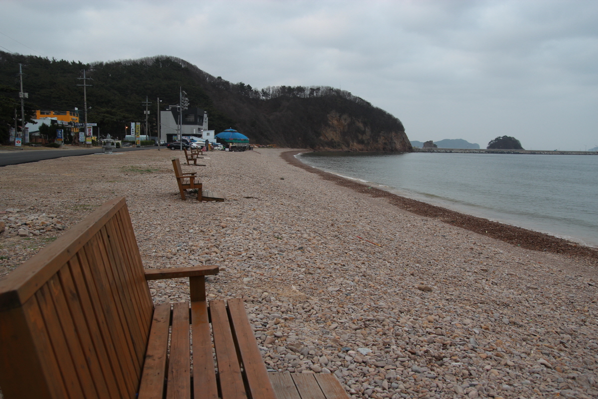  방포해변, 해변 가로 가지런히 놓인 긴 의자에 앉아 방포 등대와 먼 바다를 조망할 여유가 있다면 그건 ‘행복’이란 단어로 설명하기엔 부족하답니다.