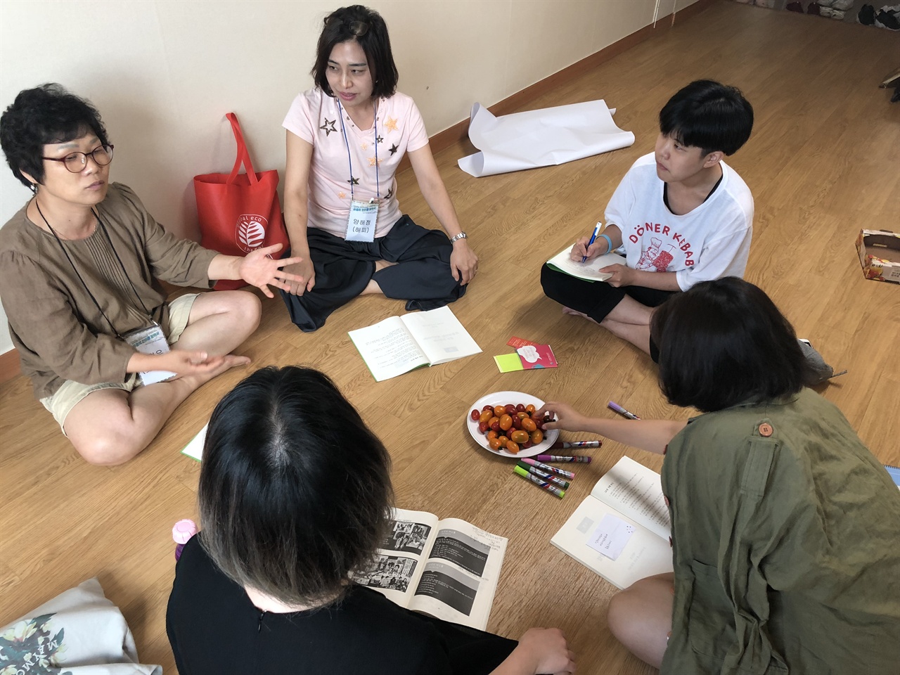 “[2018 페미-노동 캠프] 일하는 페미니스트, 싸움의 언어를 찾아서” 에 참여한 참여자들이 토론을 진행하고 있다. 