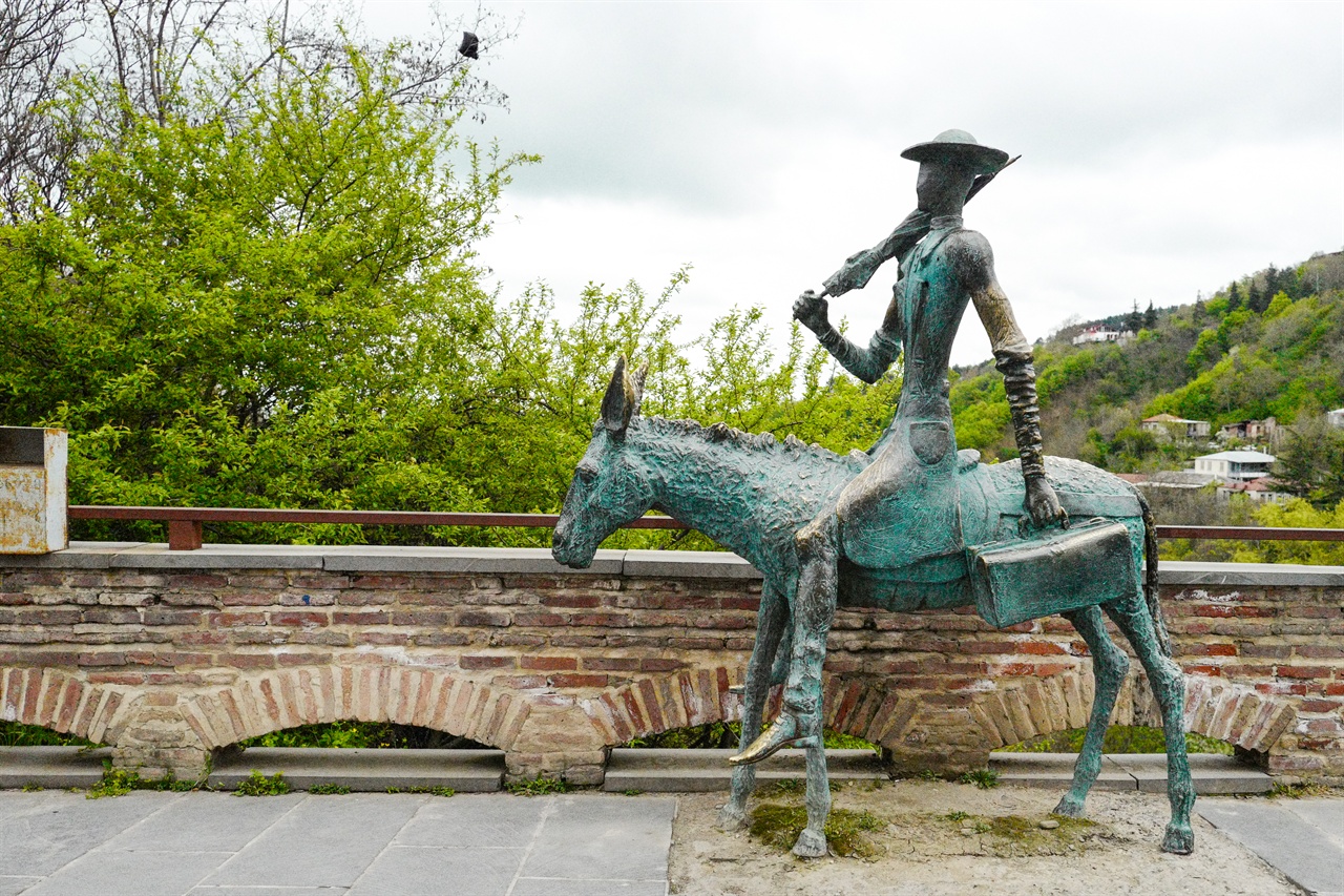 피로스마니의 작품 '당나귀를 탄 남자'의 동상