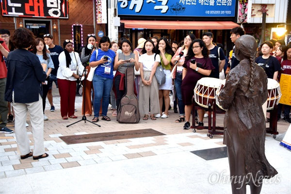 '일본군 위안부 역사의 과제를 위한 국제청소년대회'에 참석한 5개 나라 고등학생과 대학생들이 8월 1일 저녁 창원마산 오동동 인권자주평화다짐비 앞에서 "일본군위안부 피해자 기림일 기념 추모문화제"를 열었다.