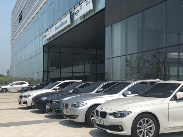1일 인천시 연수구 송도동에 위치한 BMW 공식 딜러의 서비스센터에 주차돼 있는 긴급 안전진단 서비스 대상 차량들.