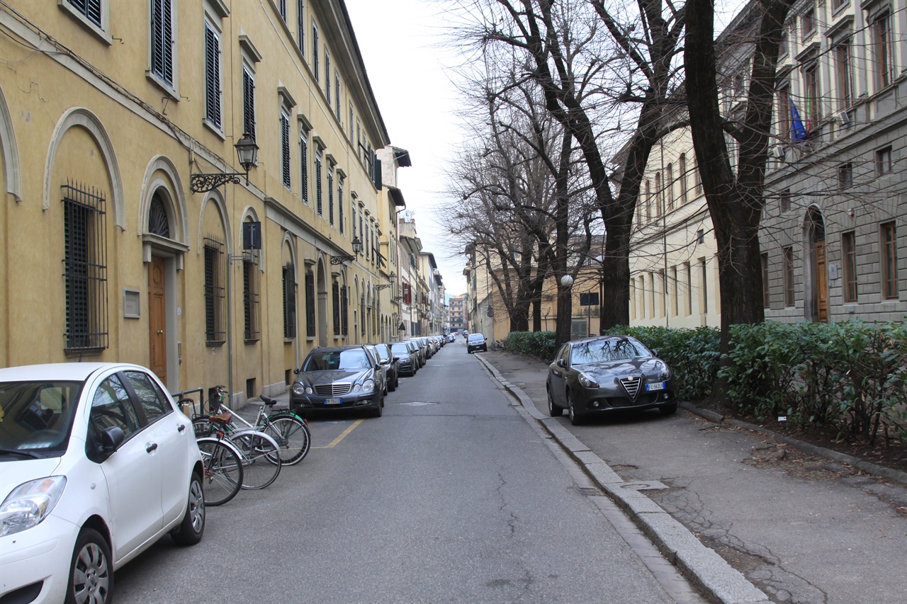   왼쪽 건물은 피렌체 미술사 연구소로, 이 건물이 '피에타의 집'이었을 것으로 추정된다.