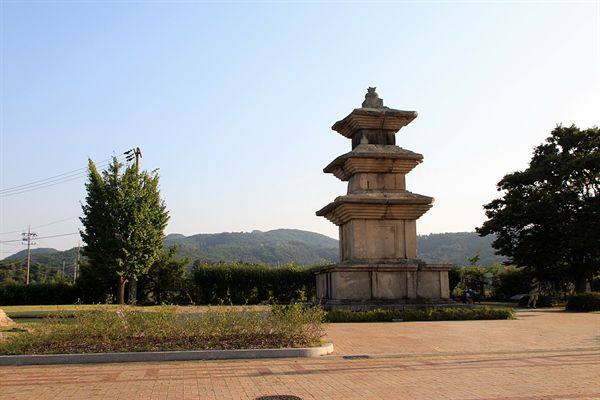  공사하기전 찍은 원래의 경주 고선사지 삼층석탑