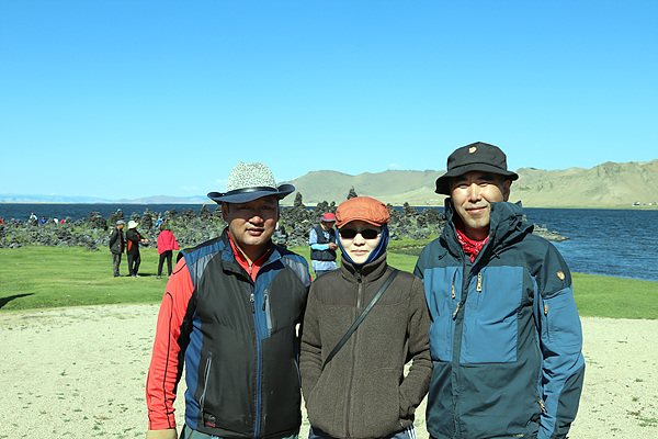 한국에서 17년간 일하다 귀국해 신익재씨(맨 오른쪽)의 도움으로 여행사를 차린 저리거(맨 왼쪽)씨와 부인. 몽골 서부 알타이지역 3000킬로미터를 여행하는 동안 이들의 헌신적인 노력으로 값진 여행을 마칠 수 있었다.
