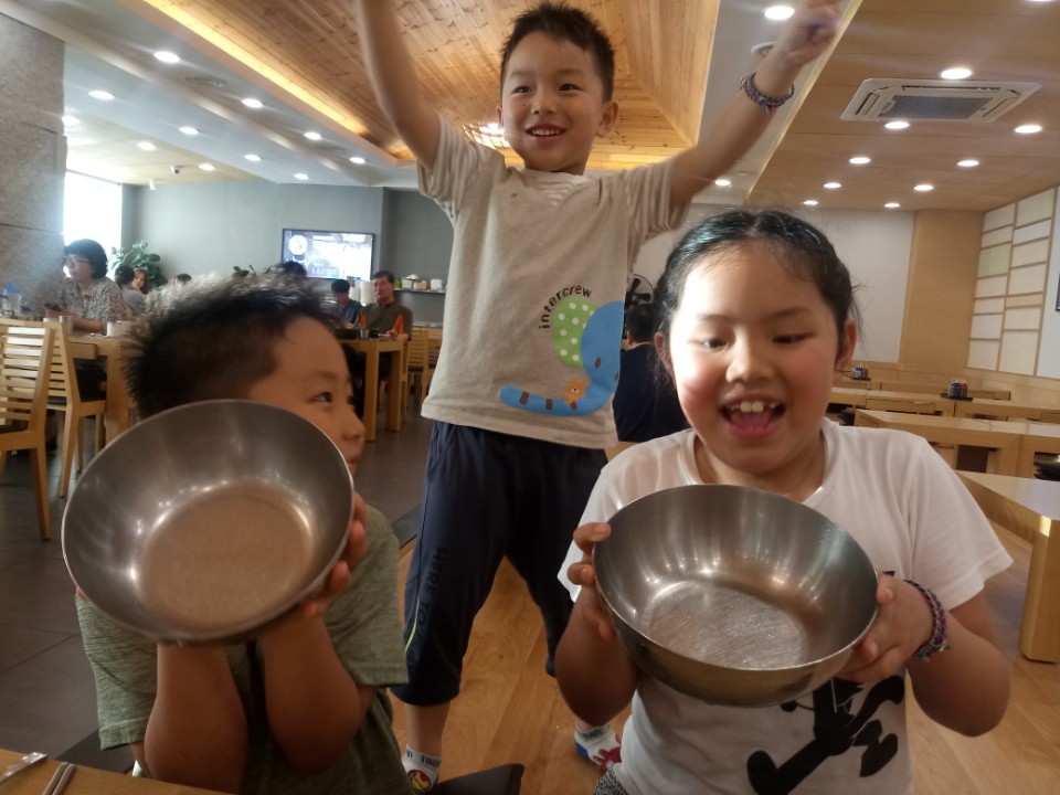 완냉하는 아이들. 정말 다 컸다. 이젠 '빼박' 5인분을 시켜야 한다. 