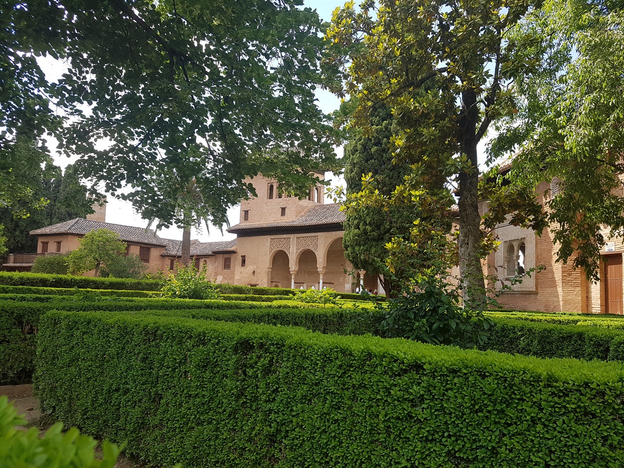 아름다운 정원이 있는 나스궁. 이슬람건축의 특징이 집약되어 있다는 평가를 받습니다.