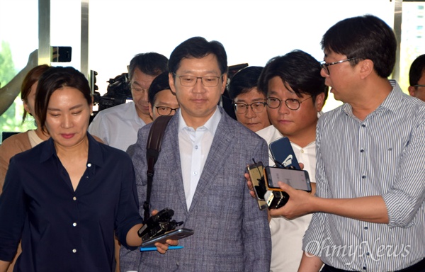 김경수 경남도지사가 8월 3일 아침에 출근하자 기자들이 취재를 하고 있다.