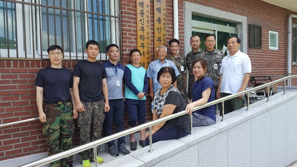 해군 잠수함사령부 소속 909교육훈련전대 장병들이 진해 태백동 소재 무료급식소에서 재능봉사활동을 펼쳤다.
