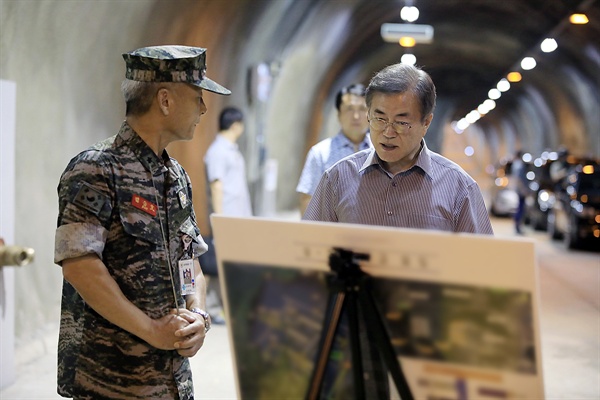 문재인 대통령이 1일 오후 충남 계룡대 제3문서고(U-3)를 방문해 시설 내부를 둘러보고 있다. 