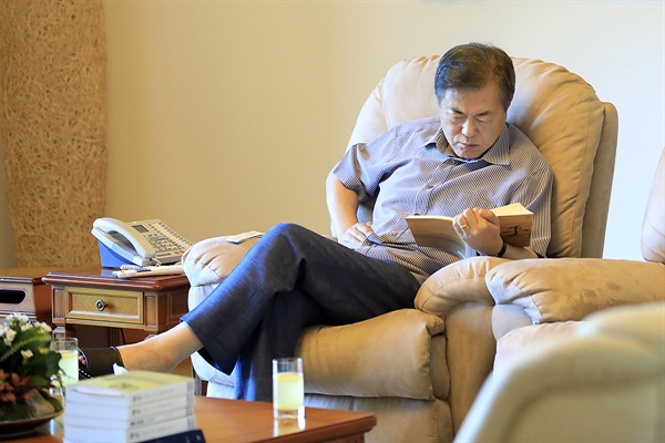 문재인 대통령이 2일 휴가중인 계룡대에서 독서를 하고 있는 모습. 