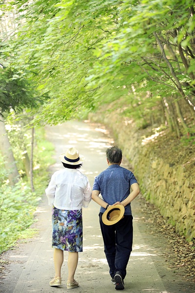  문재인 대통령과 김정숙 여사는 2일 대전팔경 중 하나인 대전 장태산휴양림을 산책했다.