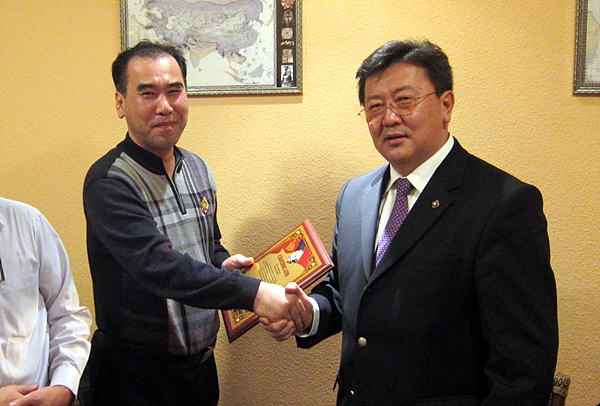 한국과 몽골의 인쇄산업 교류에 기여하여  몽골정부 국회부의장이 직접 공로패를 수여하였다.
