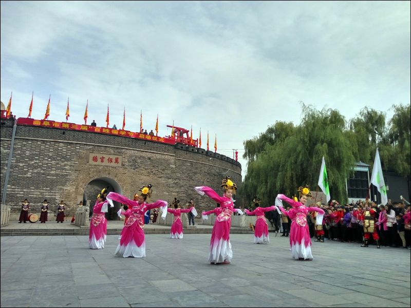 중국 곡부시 공자 기념관 공묘 앞에서 노나라 옷을 입고 춤추는 모습 .