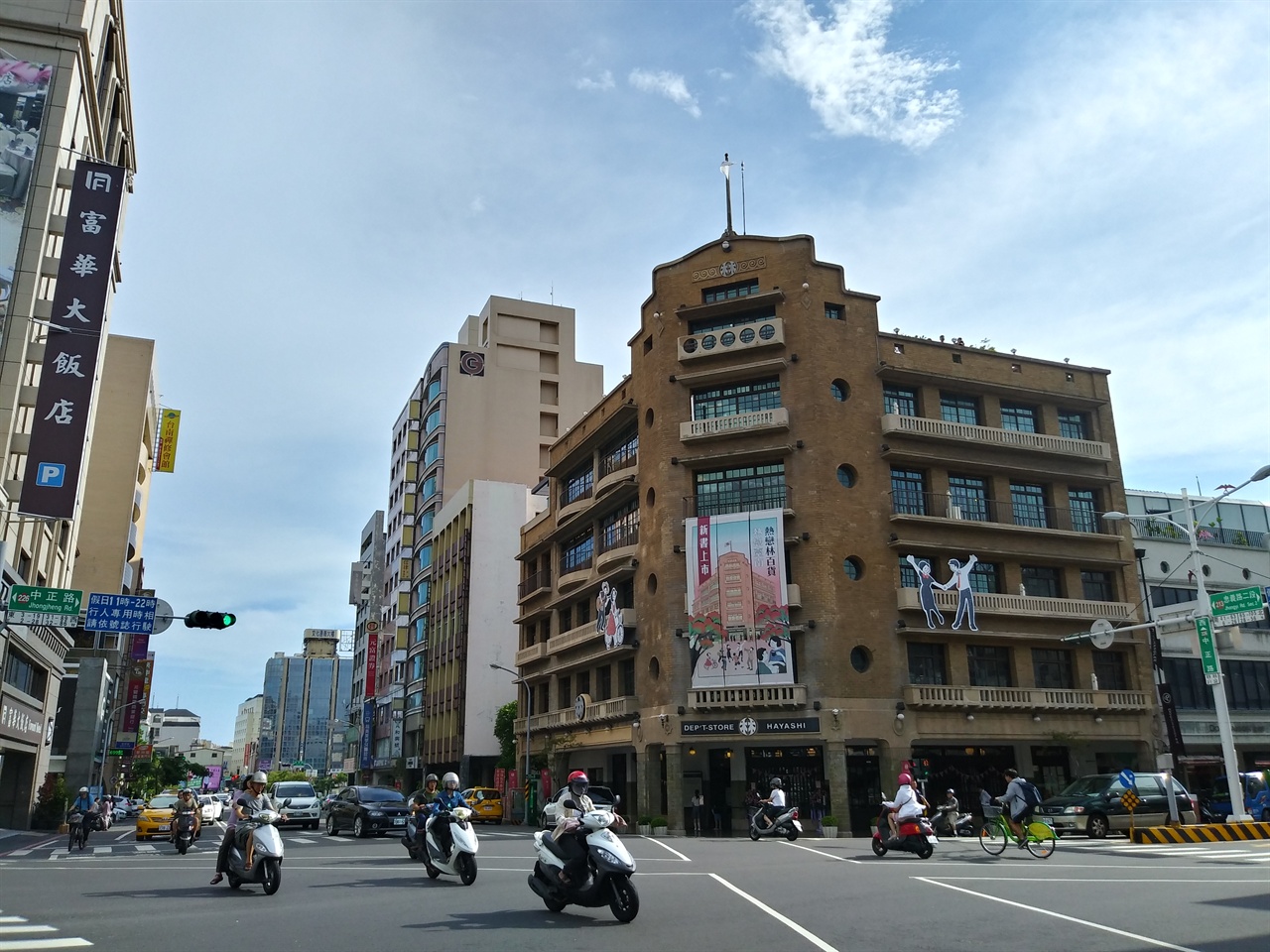 타이난 시내 중심에 자리한 백화점으로, 식민지 시절 당시의 이름을 그대로 사용하고 있다.