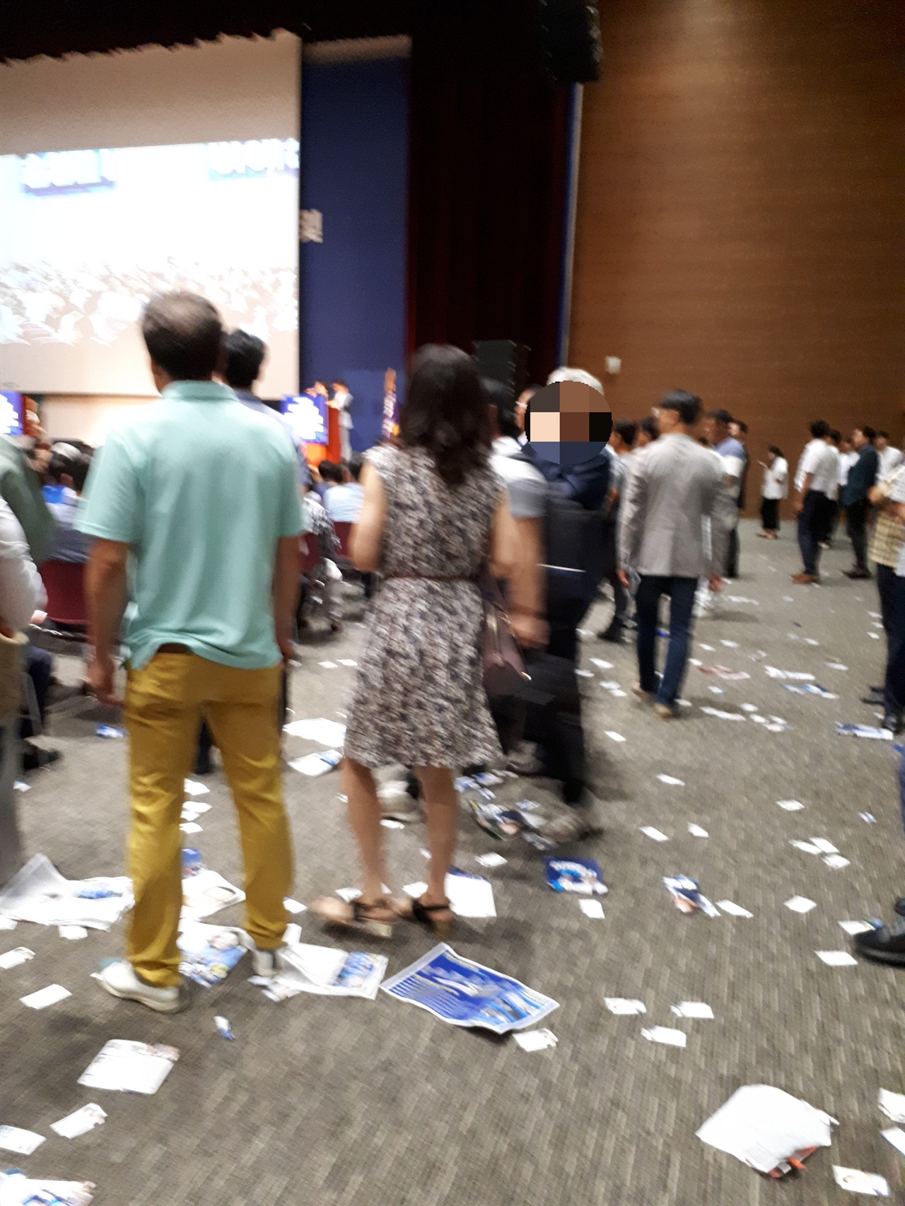 전당대회가 열린 행사장 바닥에 지지자들이 버린 후보자 홍보물이 곳곳에 놓여 있다.