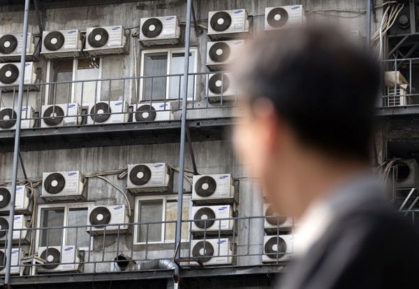 무더위에 여름철 최대전력수요가 연일 최고치를 경신하고 있는 7월 23일 오전 서울 중구의 한 건물에 에어컨 실외기가 걸려있다