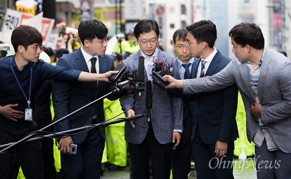 김경수 경남도지사가 지난 6일 오전 서울 강남역 인근에 위치한 드루킹관련 허익범 특검 사무실로 드루킹 댓글조작의 '공범' 혐의 피의자 조사를 받기 위해 출석하고 있다.