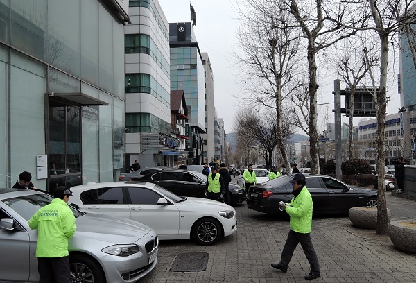 [자료사진] 강남구청 단속원들이 인도에 주차한 불법 차량에 대한 단속을 펼치고 있다.
