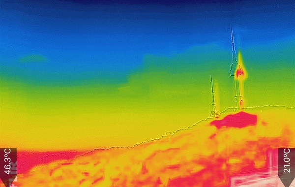 붉은 오후 폭염이 계속되는 2일 오후 서울 남산에서 열화상 카메라로 촬영한 도심 일대가 붉게 표시된다. 온도가 높을수록 붉은색, 낮을수록 푸른색으로 표시된다. 