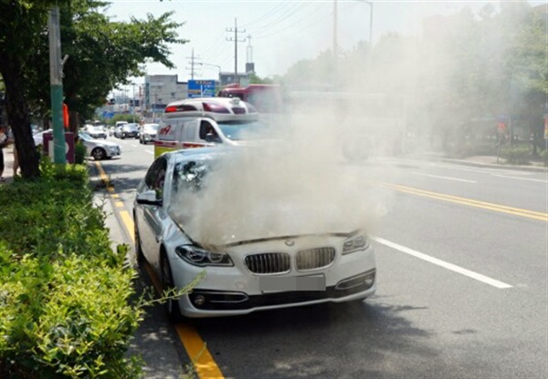 4일 오후 2시 15분께 목포시 옥암동 한 대형마트 인근 도로에서 주행 중인 2014년식 BMW 520d 승용차 엔진룸에 불이 나 연기가 치솟고 있다. 경찰과 소방 당국은 결함 등 화재 원인을 파악하고 있다. 전남 목포소방서 제공