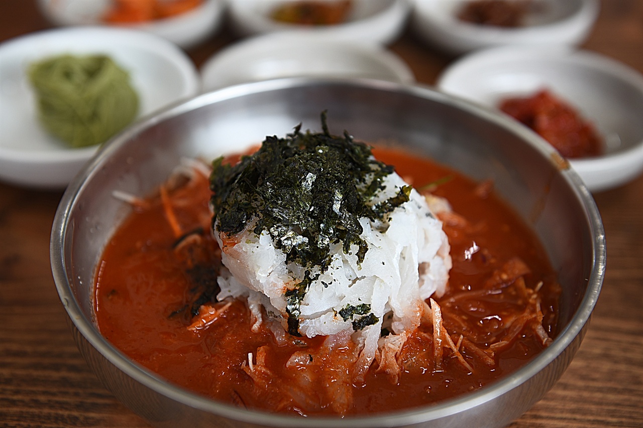 사천진은 물회마을로 유명한데, 소문난 물회 맛집이 아닌 주변의 다른 집들도 맛이 괜찮다. 