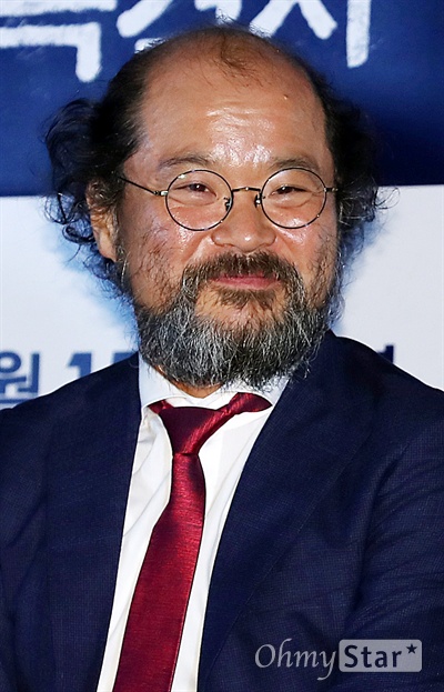 '목격자' 김상호, 사람 좋은 미소 배우 김상호가 6일 오후 서울 용산CGV에서 열린 영화 <목격자> 시사회에서 미소를 짓고 있다.
<목격자>는 아파트 한복판에서 살인자와 사건의 목격자가 서로 눈미 마주치면서 벌어지는 이야기를 그린 작품이다. 15일 개봉.