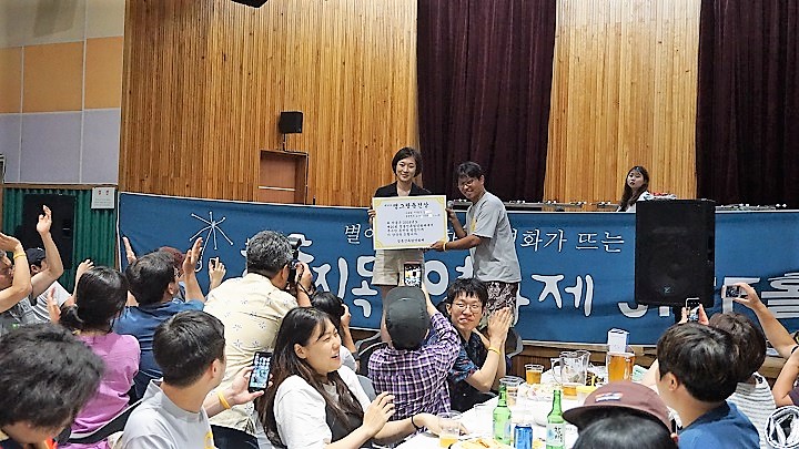 정동진독립영화제 둘째날 땡그랑 동전상 수상작인 <어른도감>김인선 감독. 역대 최고 상금을 기록했다.  