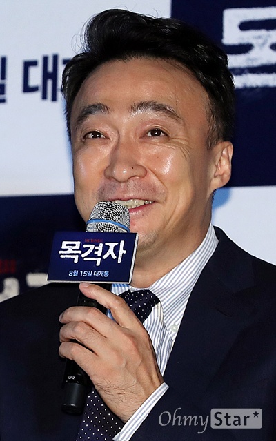 '목격자' 이성민, 올 여름 종횡무진 배우 이성민이 6일 오후 서울 용산CGV에서 열린 영화 <목격자> 시사회에서 질문에 답하며 미소짓고 있다.
<목격자>는 아파트 한복판에서 살인자와 사건의 목격자가 서로 눈미 마주치면서 벌어지는 이야기를 그린 작품이다. 15일 개봉.
