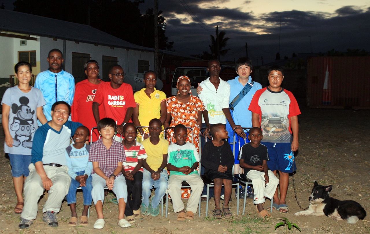 소년원 출신 선교사를 돕기 위해 아프리카 탄자니아를 방문한 윤용범 서기관. (앞줄 왼쪽 맨 앞)