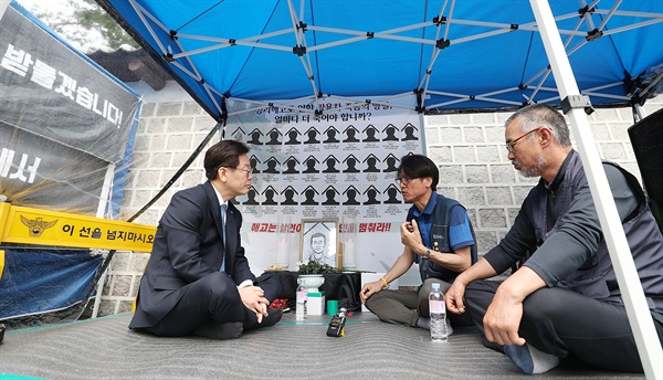 이재명 경기도지사가 6일 오전 서울 덕수궁 대한문 앞 쌍용자동차 고 김주중 조합원 시민 분향소에서 관계자들과 이야기를 나누고 있다.