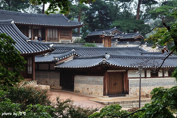 석파정 석파정은 봄날 꽃과 가을 단풍이 유독 아름답다. 그때가 아니라면 비 내리는 날에 석파정을 찾는 게 좋다. 