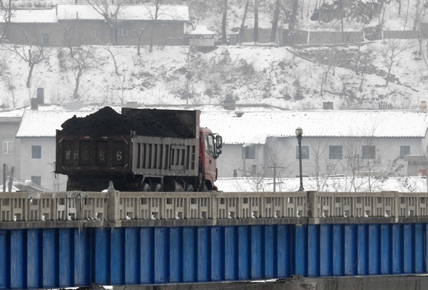 2016년 3월 중국과 북한이 인접한 두만강에서 북한 남양시와 중국 투먼 통상구를 오가는 석탄이 실린 화물차 모습. 