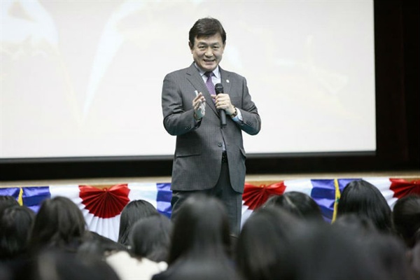 김병우 충청북도교육감이 지난 3일 발표된 2022학년도 대입제도 개편 공론화위원회의 조사 결과에 대해 반대 입장을 밝혔다.