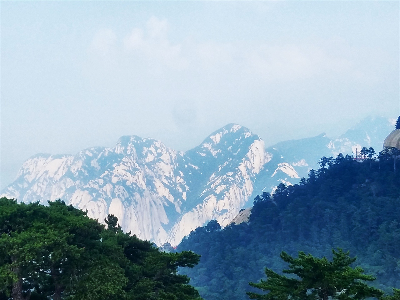 서봉 정상에서 바라본 화산. 멀리 연무가 가득하다. 