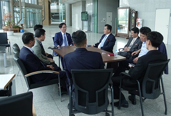 지난 6월 8일 남북공동연락사무소 추진단과 북측 인사들이 개성공단 내 종합지원센터 로비에서 관련협의를 하고 있다.
