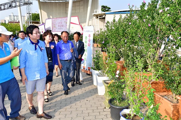 염태영 수원시장은 지난 3일 수원 만석공원 일원에서 열린 '제28회 나라꽃 무궁화 수원축제'에 반바지를 입고 참석해 시민들과 인사를 나눴다. (사진 : 염태영 시장 페이스북)
