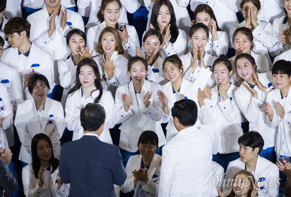  7일 오후 서울 송파구 올림픽공원 핸드볼경기장에서 열린 자카르타-팔렘방 아시안게임 국가대표선수단 결단식에서 이낙연 총리가 격려금을 전달하자 선수들이 환호를 하고 있다.